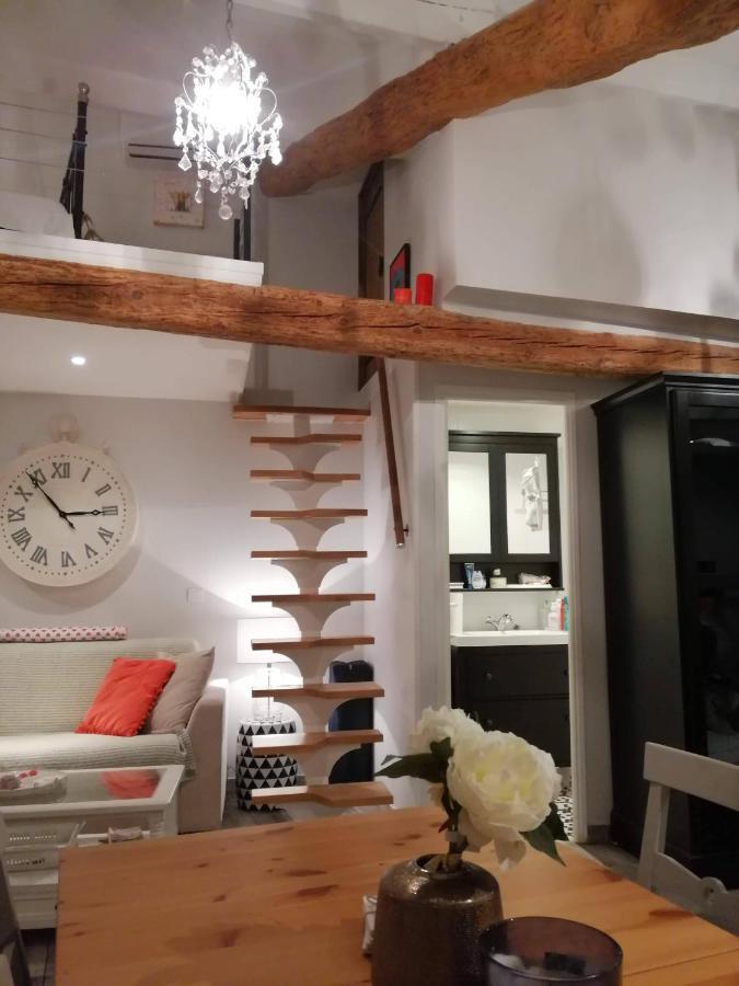 Traverse Du Vieux Chateau 멍똥 외부 사진